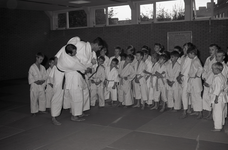 811221 Afbeelding van een judoles door Anton Geesink in de Sportschool Anton Geesink (Anton Geesinkstraat 13) te Utrecht.